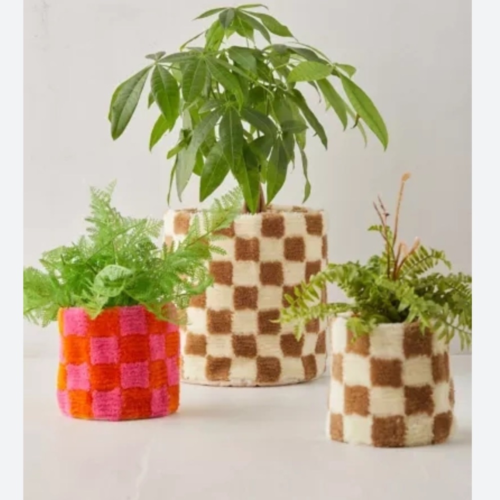 NWT Urban Outfitters Checkerboard Tufted Planter Cover - Picture 2 of 10
